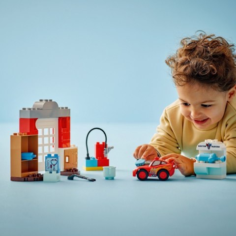 Klocki DUPLO Disney 10456 Wizyta McQueena w warsztacie Wójta